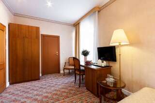Отель Story Inn Self Check-In Hotel Вильнюс Стандартный двухместный номер с 2 отдельными кроватями-9